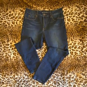 Tahari Jeans Women’s 8. Stretch straight leg. Dark fade.